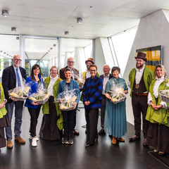 Gouverneur en Antwerpse deputatie ontvangen eerste witte asperges uit volle grond